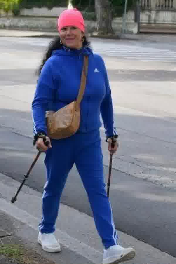 Barbara Ferrara con i bastoncini da nordic walking