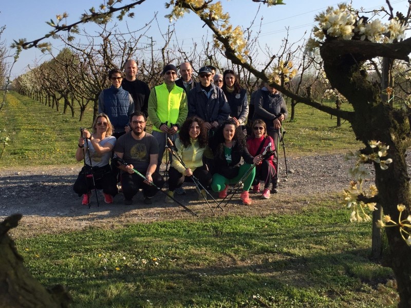 Il gruppo in posa con i bastoncini sotto gli alberi in fiore