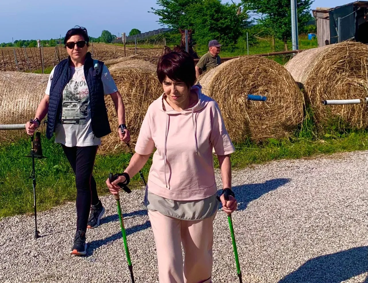 allenamento di nordic walking e promozione prodotto tipico Scacco
